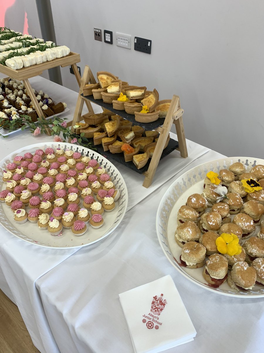 Big well done to our amazing <a href="/susanmc147/">Susan Mcfarlane</a> and Alleyns Catering team on the Yummy cakes and treats for the official opening of the new Rose and Fortune buildings 🍾🧁🍰🎈 x @AlleynsJunior @Alleyns_School <a href="/_JaneLunnon/">Jane Lunnon</a>