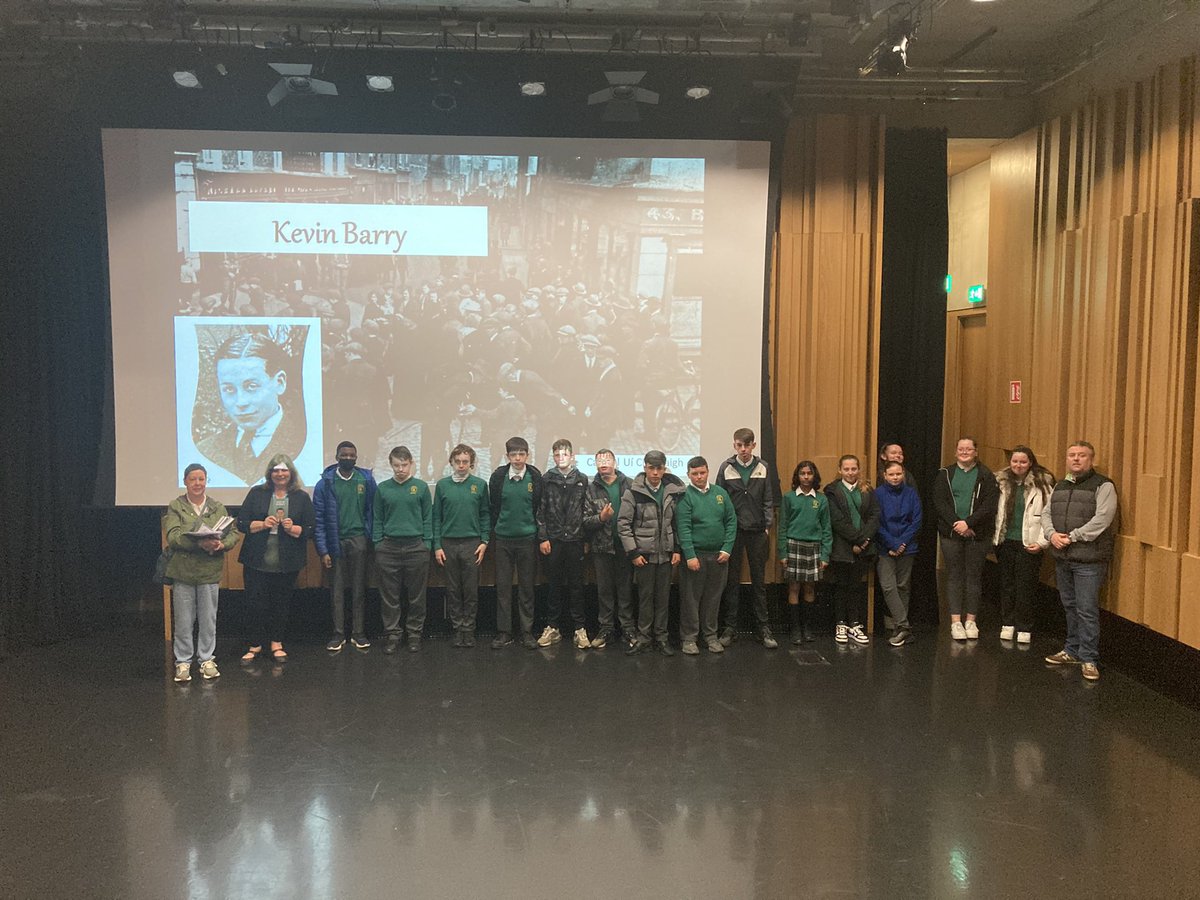 staidanscslib's tweet photo. Fabulous #librarystudies option field trip @dlrLexIcon today meeting author @carmelkelkelly students love her books and have signed up to be members of the Library giving access to Irish public libraries @jcsplibraries @DLR_Libraries @staidanscs @LiamRenlearn @KevinShortall5 https://t.co/qCGQ5z5MSJ