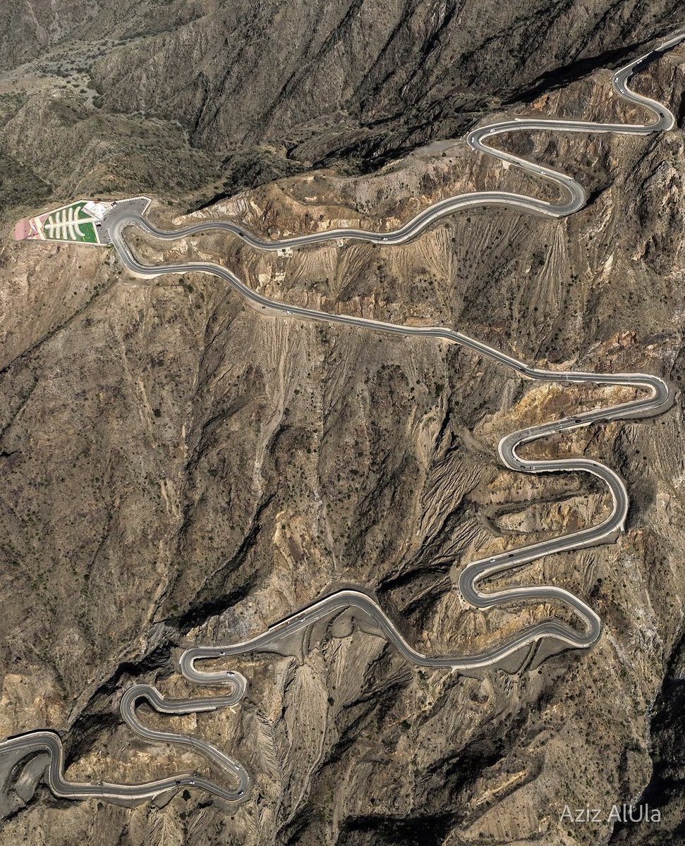 TSP_Geographic's tweet photo. عقبة الصماء، ابها:

 افتتحت عام 1417هـ لتربط جبال السودة بقرى الشرف بباحة ربيعة ونزولاً إلى محافظة رجال ألمع وبطول 7 كم. تقدم عقبة الصماء وطريقها الرابط من قمة جبال السودة إلى منحدرات تهامة مناظر بانورامية فريدة ورائعة يستمتع بها السياح ويلتقطون الصور المختلفة بها https://t.co/vScIsJ4gmz