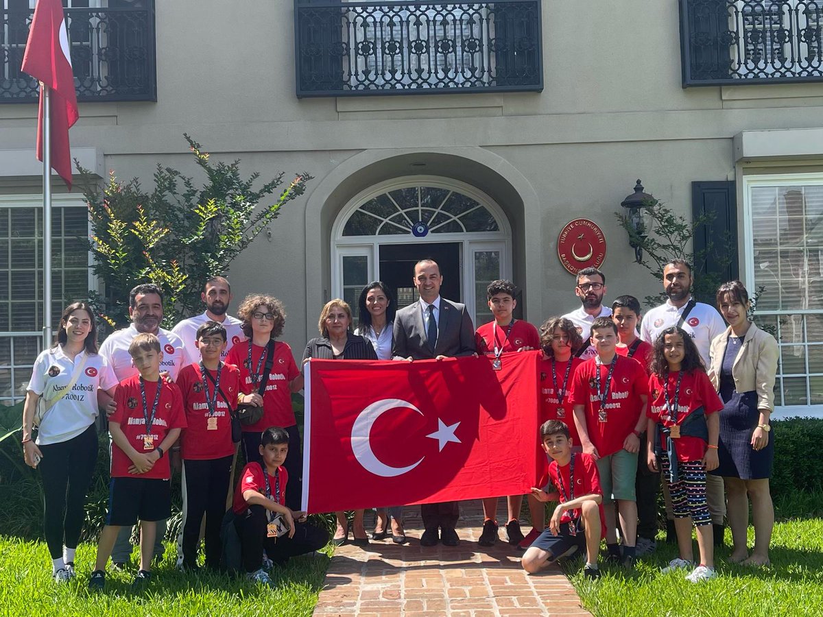 TC_HoustonBK's tweet photo. Dallas TX'da düzenlenen VEX Robotik Dünya Yarışması'nda 2. olan Alanya Robotik Kodlama Atölyesi ile gurur duyduk. Başarılarınızın  devamını diliyoruz, yolunuz açık olsun🧿🇹🇷🧿🇹🇷 https://t.co/J1NyOGWVsj