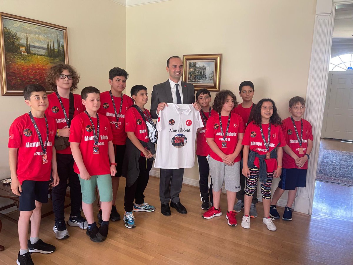 TC_HoustonBK's tweet photo. Dallas TX'da düzenlenen VEX Robotik Dünya Yarışması'nda 2. olan Alanya Robotik Kodlama Atölyesi ile gurur duyduk. Başarılarınızın  devamını diliyoruz, yolunuz açık olsun🧿🇹🇷🧿🇹🇷 https://t.co/J1NyOGWVsj