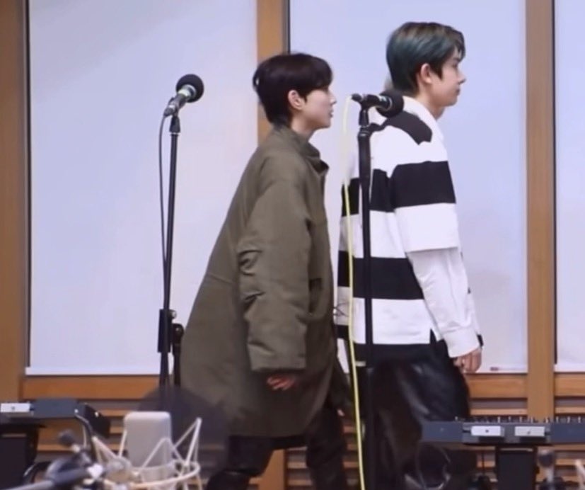 yjwprnts's tweet photo. jungwon's cute way of walking https://t.co/b5uw6lIcL9