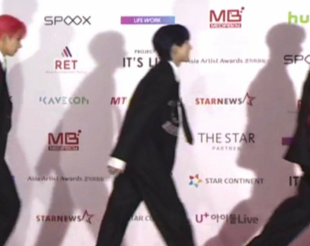 yjwprnts's tweet photo. jungwon's cute way of walking https://t.co/b5uw6lIcL9