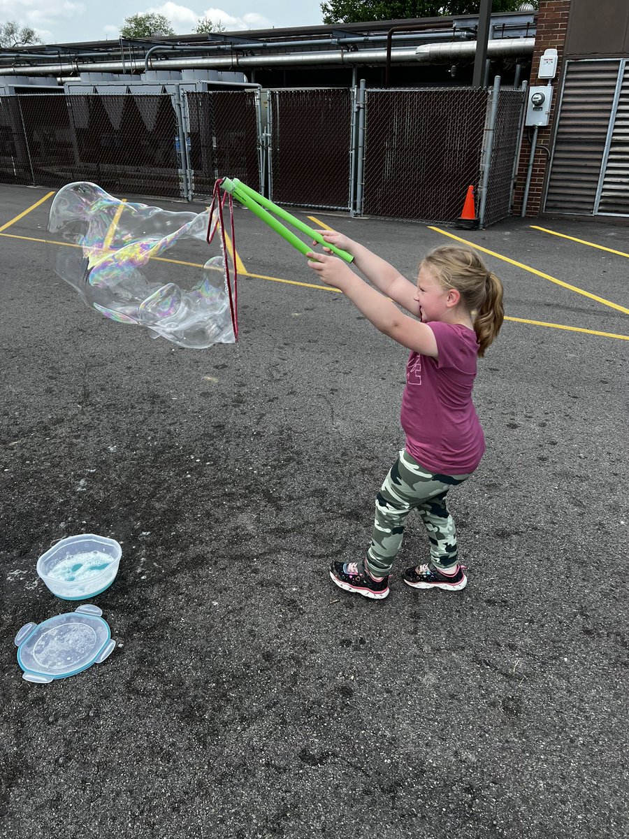 Ms_KatelynH's tweet photo. Science and bubbles?! What an awesome day in Kindergarten 🎉 #countdownuntilsummer #middies #MustangsOnTheMove @AmandaEleTweets @MiddletownOH @MrsVonHolle @MrsSchlueter1 https://t.co/njJjubGSX6