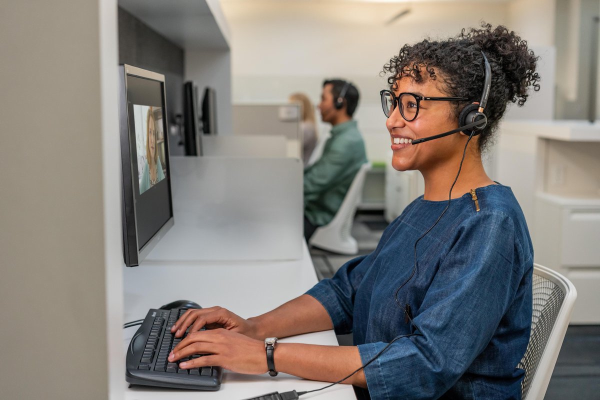 PolyCompany's tweet photo. Taking calls from home or the office has never been easier. The #EncorePro 500 Series headsets connect to your PC and make #HybridWorking a breeze!
Learn more 👉 https://t.co/H0XxX5TCxX https://t.co/9EZHBvf6Pp