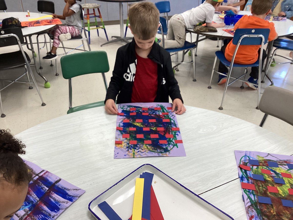 MrsKrinn's tweet photo. Kindergarten learned about where yarn come from sand how to weave on a paper loom. #BHESart https://t.co/xE36Ud5dlu