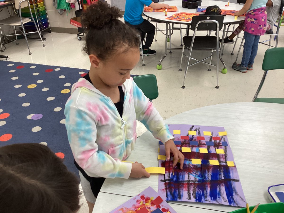 MrsKrinn's tweet photo. Kindergarten learned about where yarn come from sand how to weave on a paper loom. #BHESart https://t.co/xE36Ud5dlu