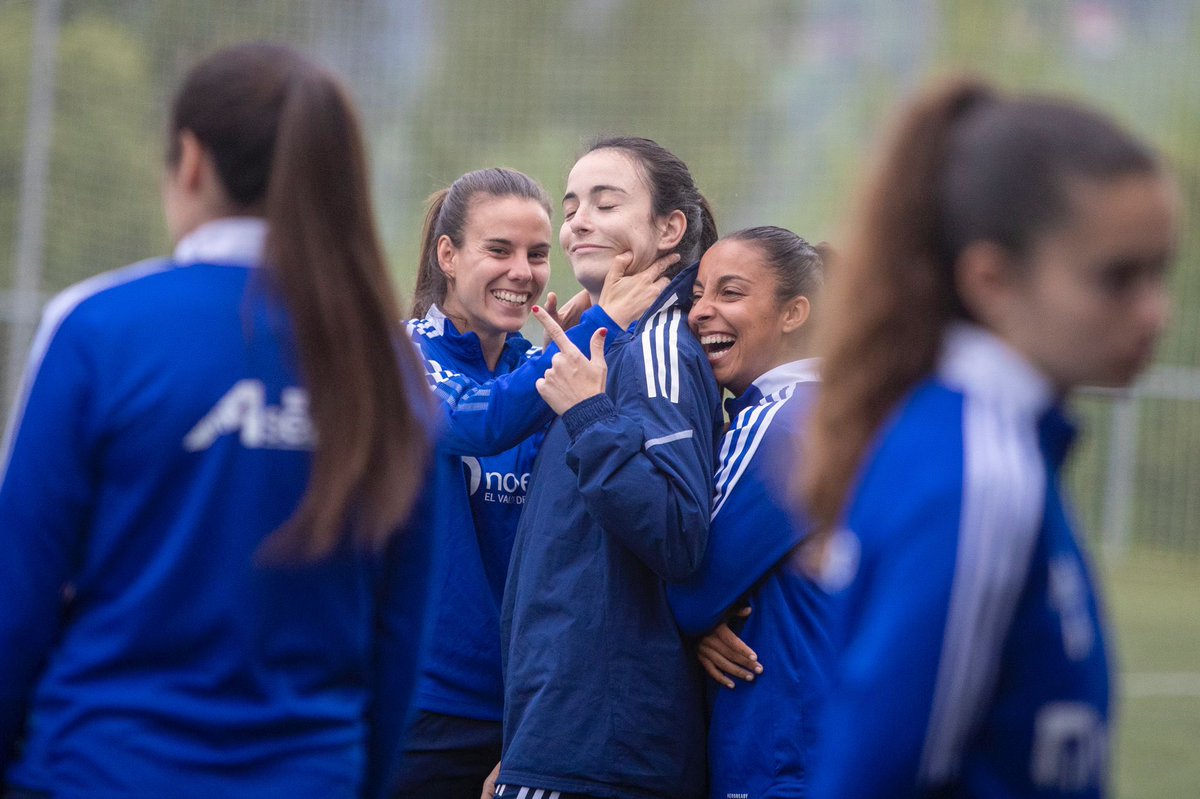 RealOviedoFem's tweet photo. 😁 La clave está en no perder nunca la sonrisa 🔛⚽️

#RealOviedoFemenino 🔵⚪️ https://t.co/ZxZYS96GdR