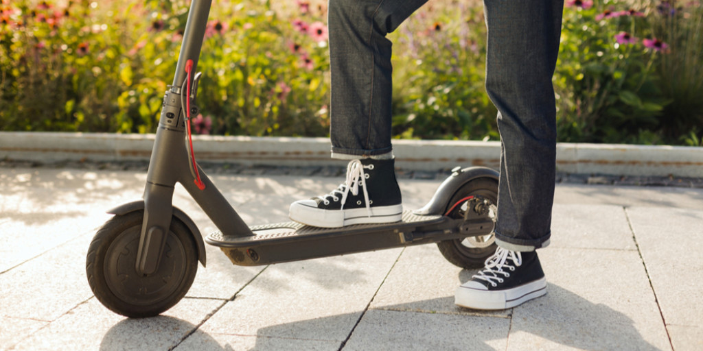 Los patinetes y #VMP (con 1 o más ruedas y 1 plaza) son considerados vehículos a todos los efectos y están obligados a cumplir las normas de circulación, como hacen los coches o las #motos. 

Quedan excluidos los vehículos para personas con movilidad reducida.

#CeroRiesgos