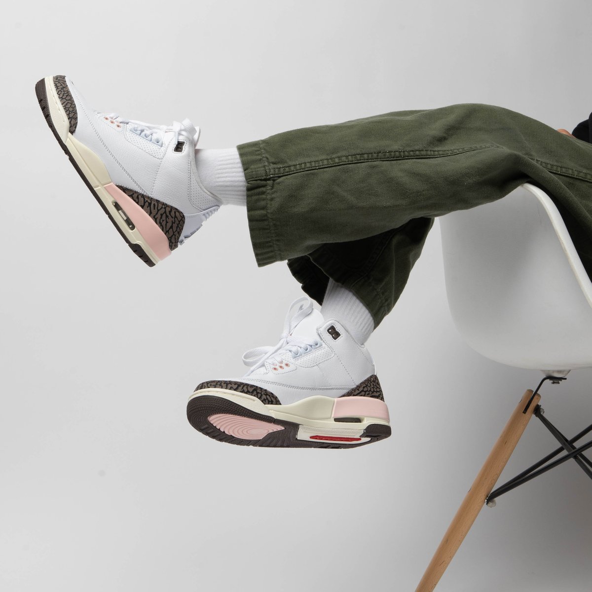 Shiekh's tweet photo. W Air Jordan 3 Retro "Neapolitan" 🍨
Drop 05.14.22

𝗟𝗶𝘃𝗲 𝗗𝗿𝗮𝘄𝗶𝗻𝗴 𝗼𝗻 𝘁𝗵𝗲 𝗦𝗵𝗶𝗲𝗸𝗵 𝗔𝗽𝗽 𝟱/𝟭𝟰/𝟮𝟮

𝗜𝗻-𝘀𝘁𝗼𝗿𝗲 𝗗𝗿𝗮𝘄𝗶𝗻𝗴 𝗲𝗻𝗱𝘀 𝗧𝗢𝗗𝗔𝗬!

#Jordan3  #WJordan #Neapolitan #kotd #womeninsneakers #ShiekhRaffles #sneakerwatch #sneakersaddict #kicks https://t.co/mDLsrgbHii