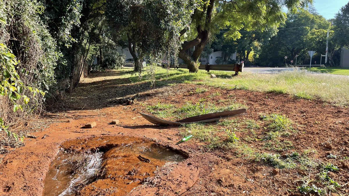IanIS75463569's tweet photo. @JHBWater, @DavidCOJ102 major burst pipe Ballyclare Drive, Bryanston. This burst is flooding an electrical substation and my property. It is highly URGENT. Nearest corner Ballyclare drive and old killcullen. My address is 4 Ballyclare drive. Please respond ASAP. https://t.co/mrOQpIEHEn