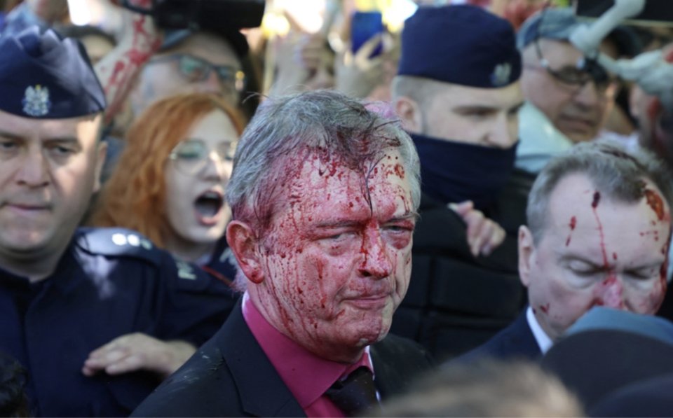 leads_sure's tweet photo. @KremlinRussia there you are you bunch of tossers. Poland the magnificent shows blood on your squint faces  🇵🇱🇺🇦🇵🇱🇺🇦🇵🇱🇺🇦🇵🇱 #FCKPTN #FckPutin #fckrussia https://t.co/1fjzzi9mSd