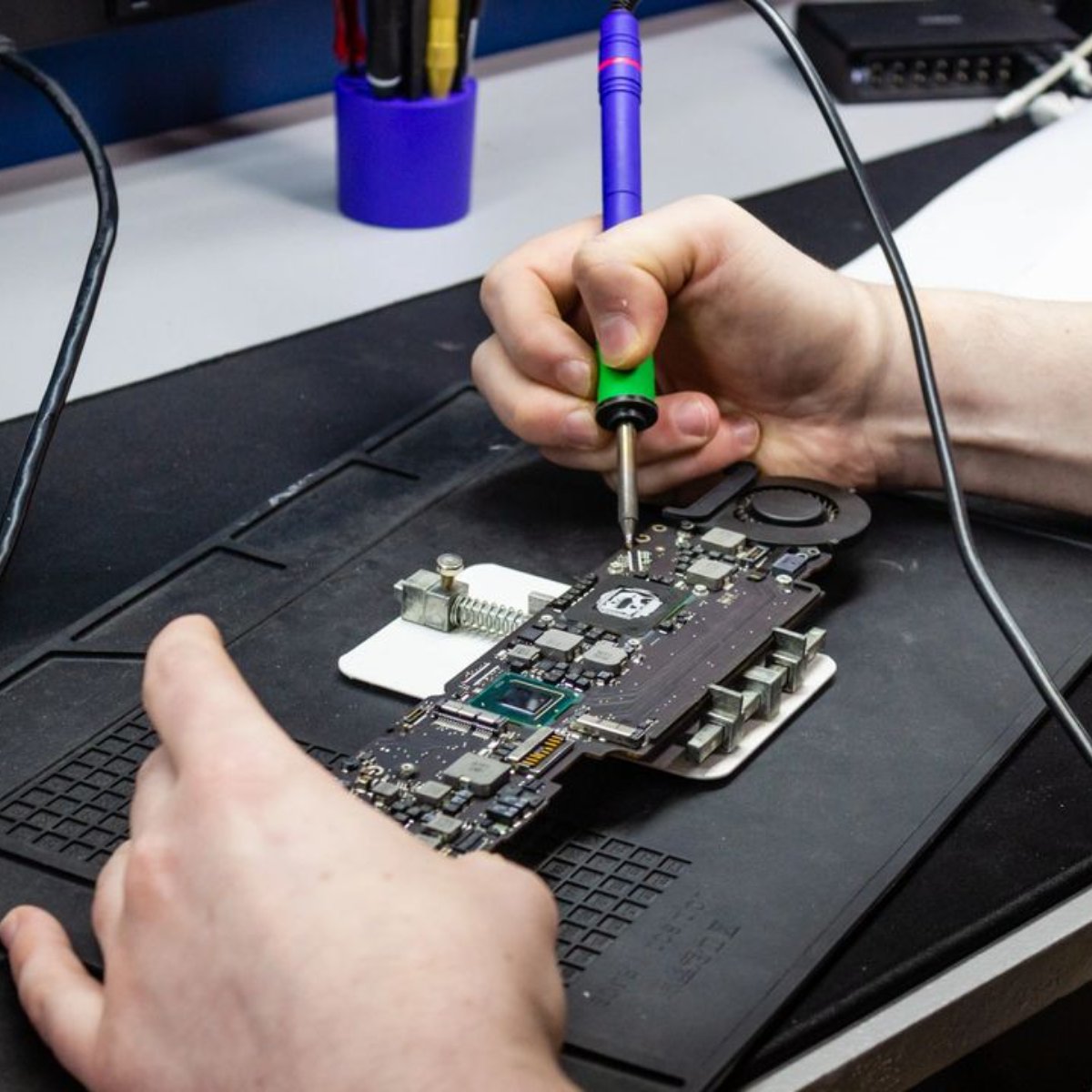Tapewormrepairs's tweet photo. Approaching every electronic repair with absolute precision is just what we do. #phoneandcomputerrepair https://t.co/8pIcNkincX