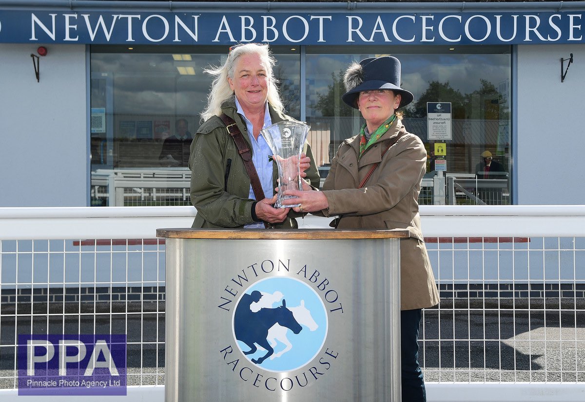 amajox's tweet photo. Congratulations @amajox @meganbevan3 #FirstWinner @NewtonAbbotRace #Wotzizname #DianeWard #HunterChase #topjock 👏👏👏 https://t.co/ZwbLARhE32