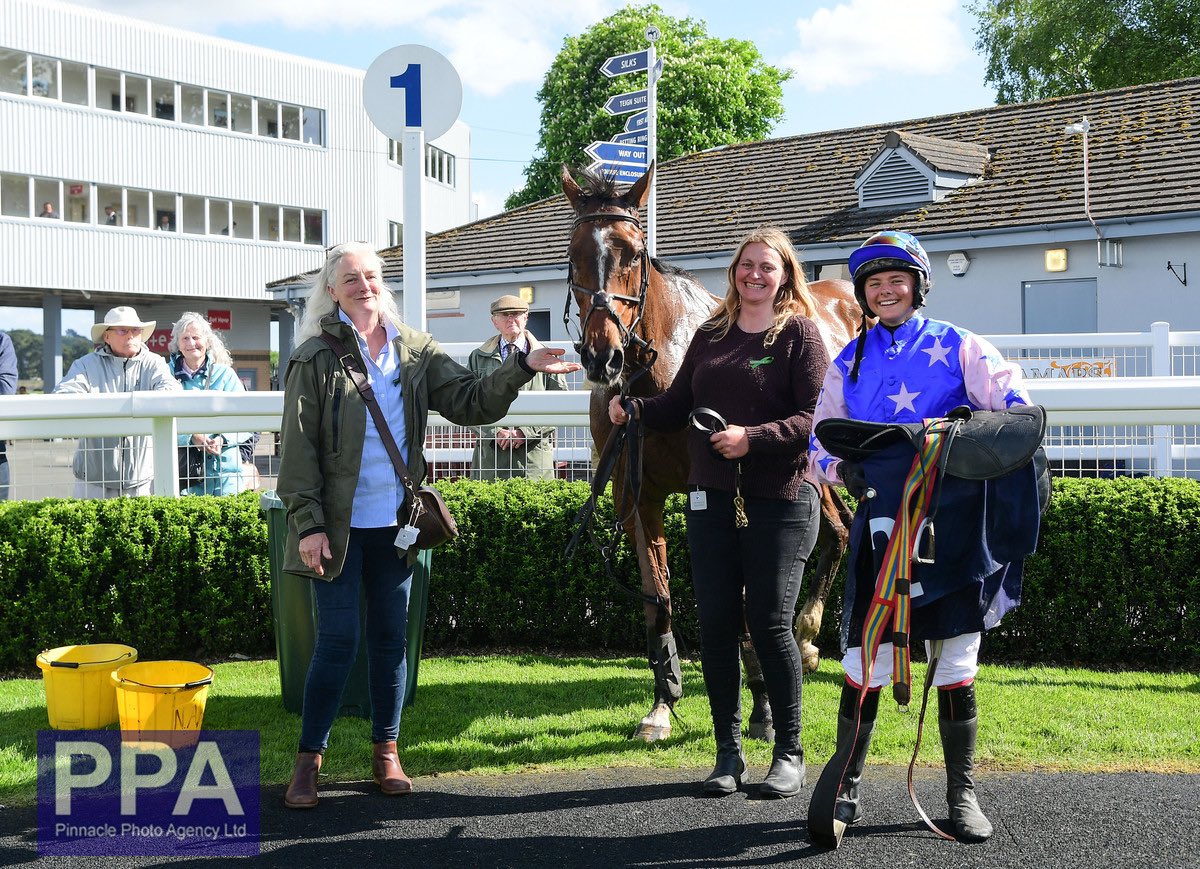 amajox's tweet photo. Congratulations @amajox @meganbevan3 #FirstWinner @NewtonAbbotRace #Wotzizname #DianeWard #HunterChase #topjock 👏👏👏 https://t.co/ZwbLARhE32
