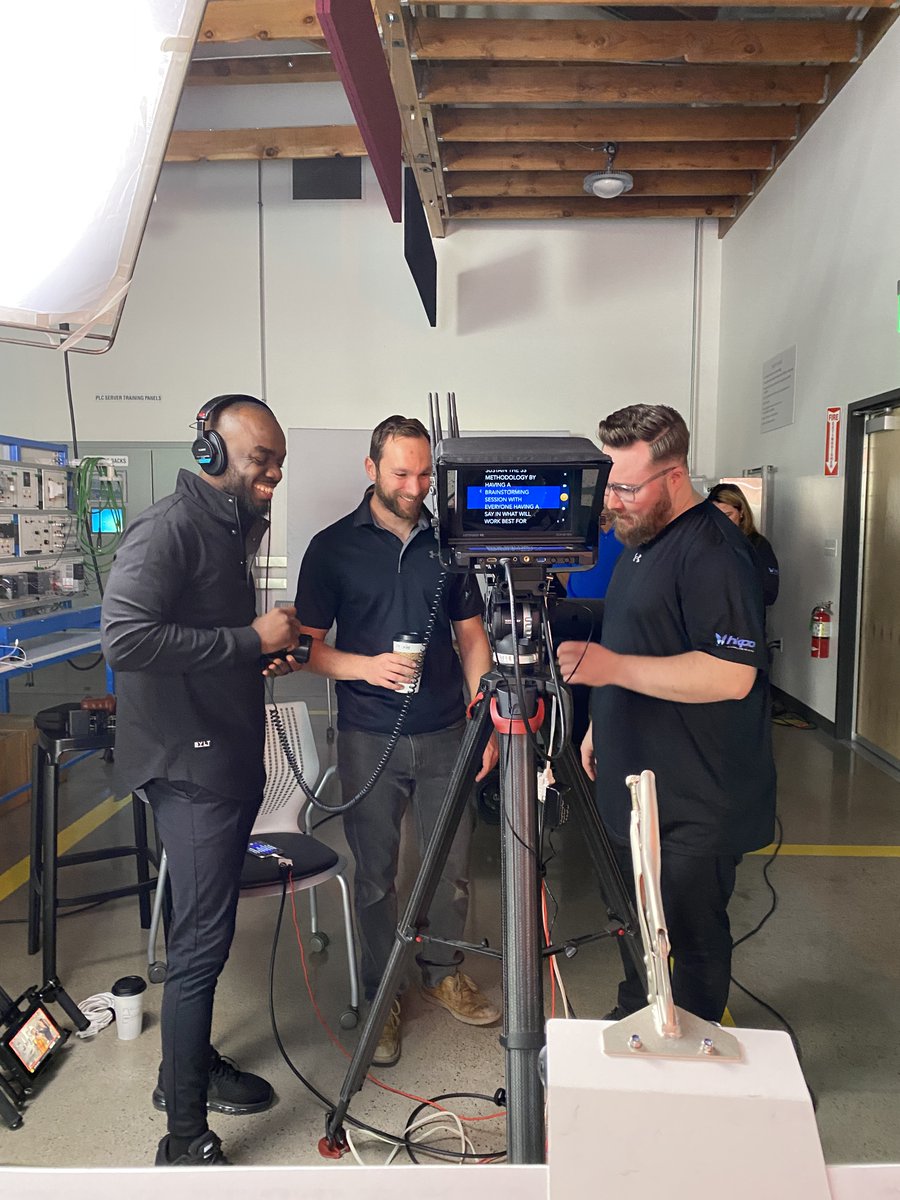 Kris10Simoes's tweet photo. Thanks to Quantized Pixels and their crew for coming all the way from Washington, D.C. to California for a client project. They made a Tuesday morning shoot both fun and productive!

#quantizedpixels #videoshoot #newproject #clientproject #project #vo #voiceover #spokesperson https://t.co/RrGyj8uXEk