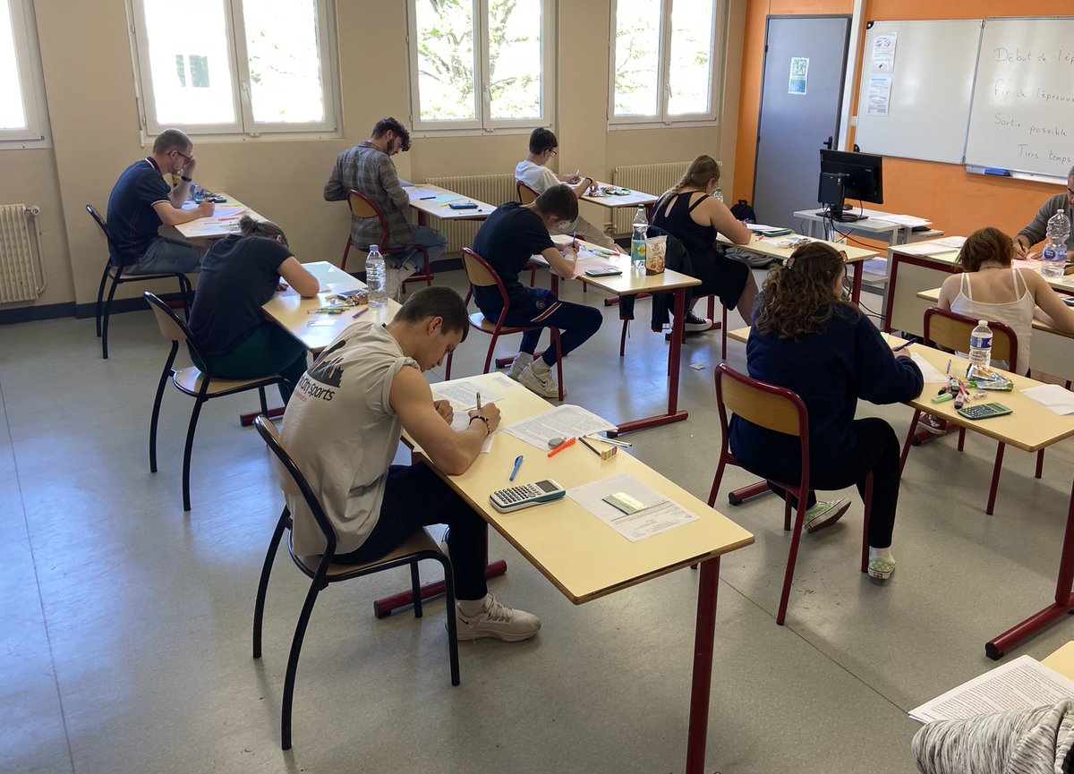 Lycée Romain Rolland tweet media