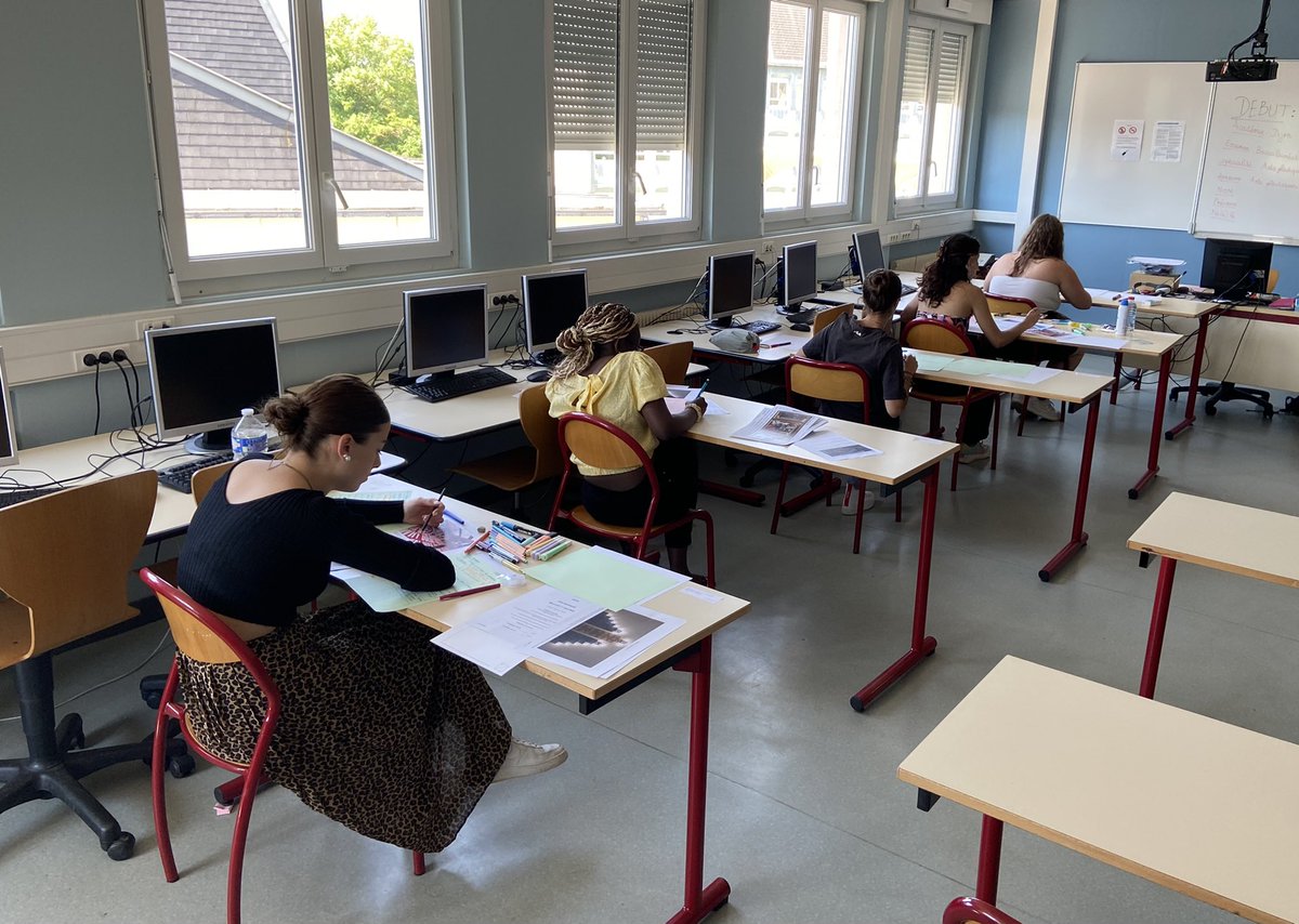 Lycée Romain Rolland tweet media