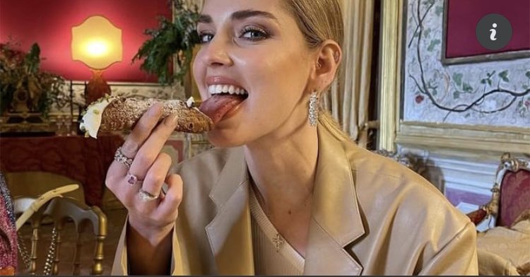 Gianvito82's tweet photo. Ma qualcuno le ha spiegato che non è una brioche?

#ferragni #cannolo #palermo #sicilia https://t.co/teiq8b8IYt