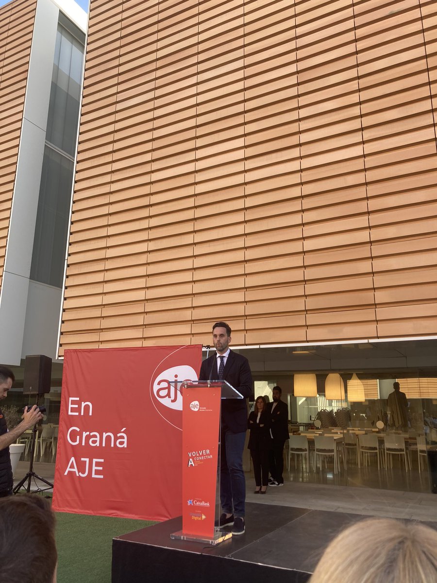 ilopez_inma's tweet photo. Un año mas @cadegranada acompaña a @AJE_Granada en su entrega de Premios. Enhorabuena a @AJE_Granada y por supuesto a los premiados! Vamos a por el premio regional!!!! #territorioemprende https://t.co/6rLxtgpWQM