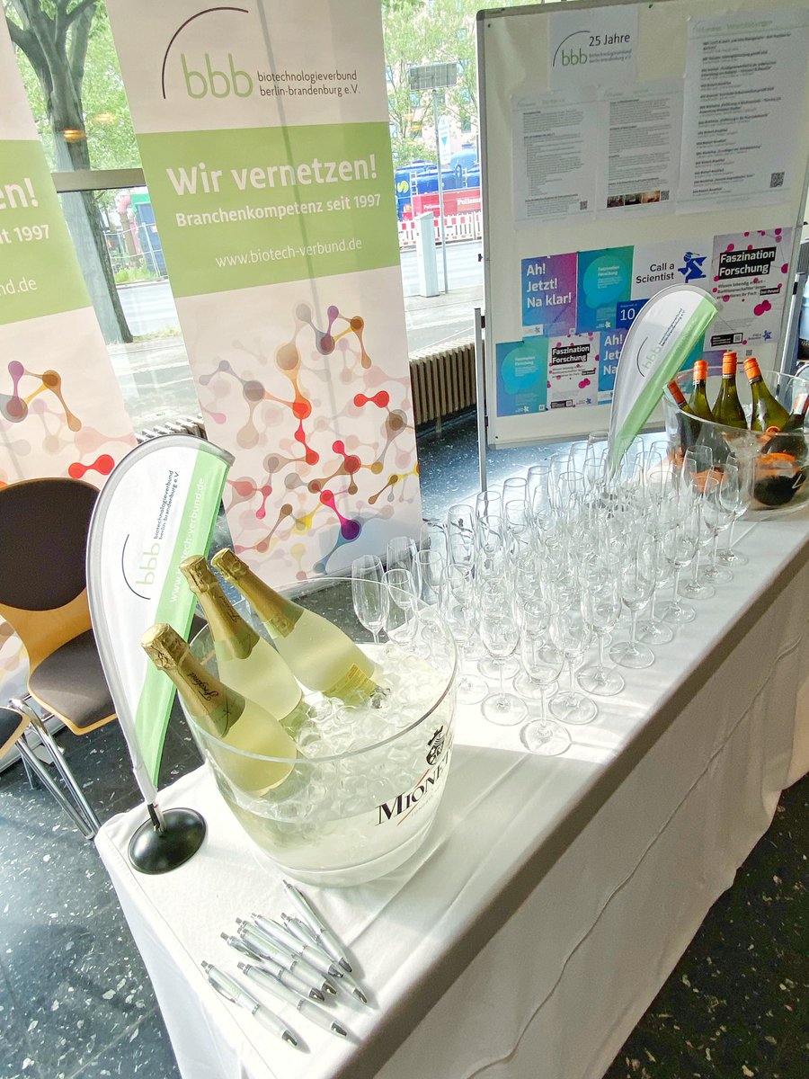 Zum Abschluss des ersten BIONNALE-Tages, konnten wir mit Unternehmen, Wissenschaftlern und Studenten auf unser 25-jähriges Bestehen angestoßen. Vielen Dank für die vielen wirklich interessanten Gespräche und die zahlreichen Glückwünsche! 🥂

#bbb #biotechnologieverbund #bionnale