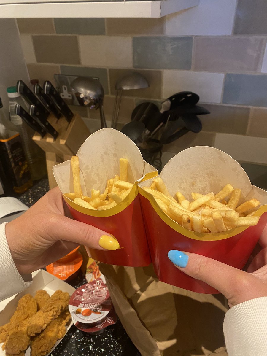 Georgecrouch20's tweet photo. @McDonaldsUK how did I just pay for two large chips on Uber eats and get this delivered ? Robbery https://t.co/zMCo0PVVlO