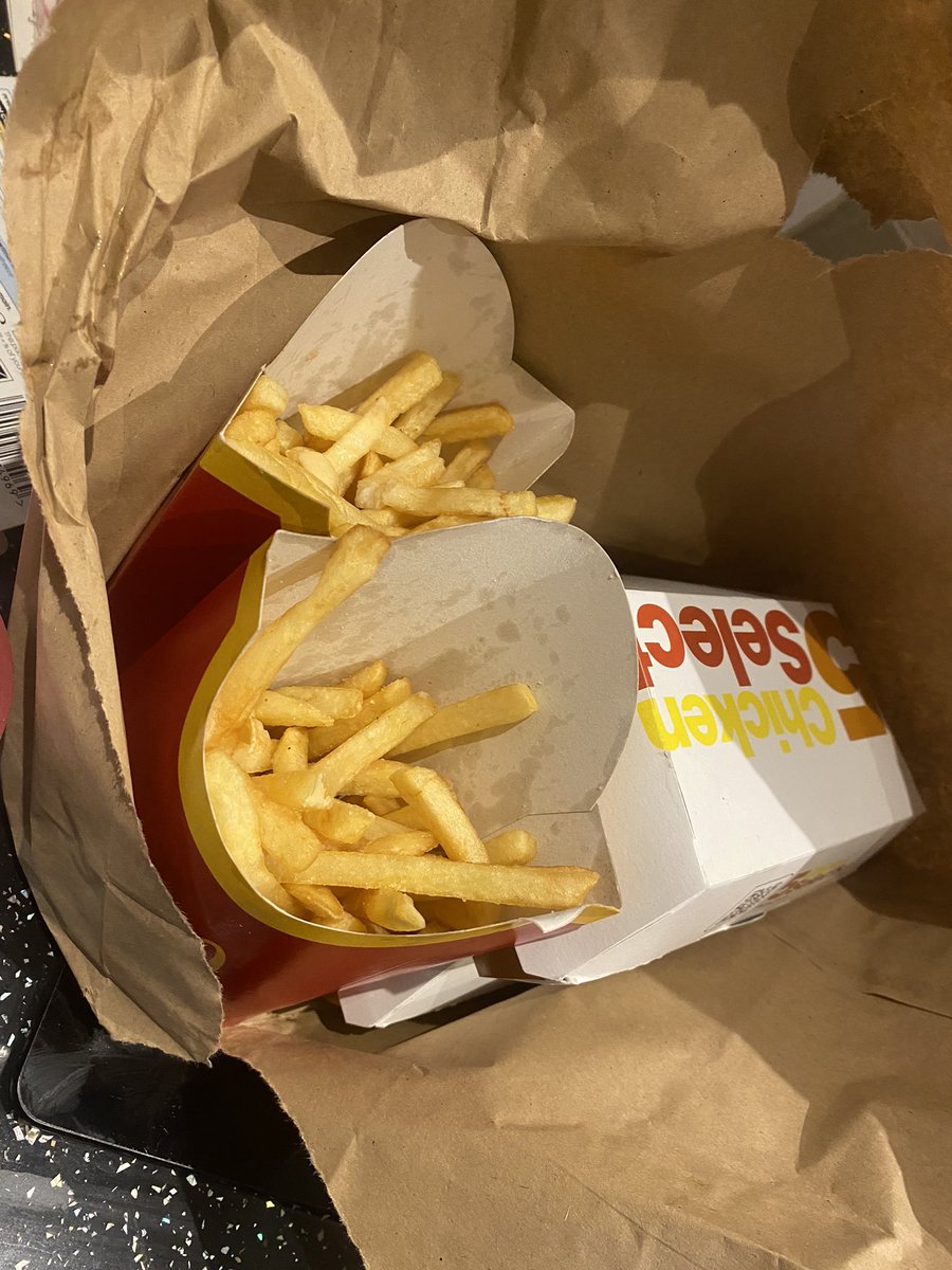 Georgecrouch20's tweet photo. @McDonaldsUK how did I just pay for two large chips on Uber eats and get this delivered ? Robbery https://t.co/zMCo0PVVlO
