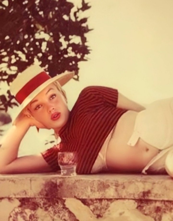 MarilynDiary's tweet photo. Marilyn Monroe enjoying some sun in 1957. https://t.co/QRFaL2go1c