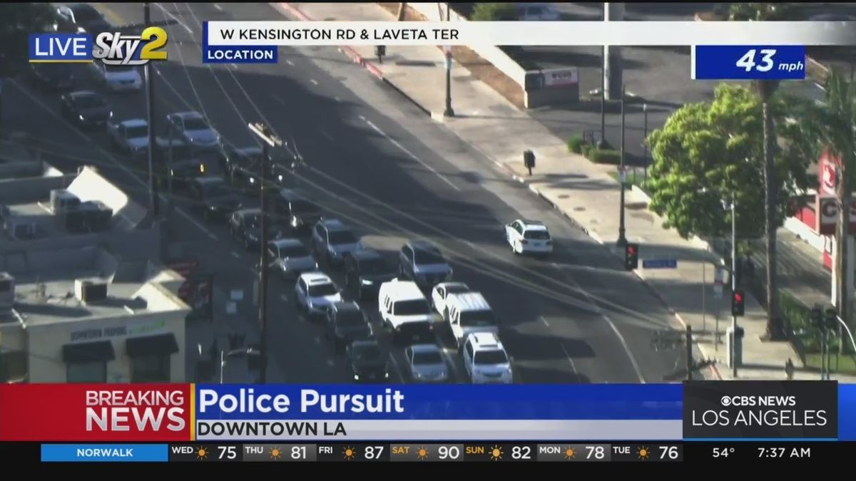 CBSLosAngeles's tweet image. #BREAKING: Police are in pursuit of a suspect in the Downtown LA area. cbsnews.com/losangeles/