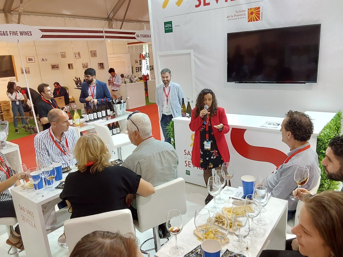 SaboresSevilla's tweet photo. 🥃🥃Presentación #cata #maridaje de 🍇 @VermutFlorum con su #VermutRojo de #AlcaládeGuadaíra➡️ en nuestro stand de #SaboresdelaProvinciadeSevilla @Fenavin_Oficial #CiudadReal.
#ProvinciadeSevilla #VermutFlorum #Vermut #lahoradelvermut #TdsVinos
🌐 https://t.co/FmBdrydWud https://t.co/X3kdLnjMne
