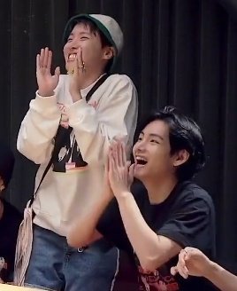 vhopes_forever's tweet photo. São uns bebês mesmo 😍
#vhope #hopetae #hopev # vope https://t.co/EGNojy92Jq