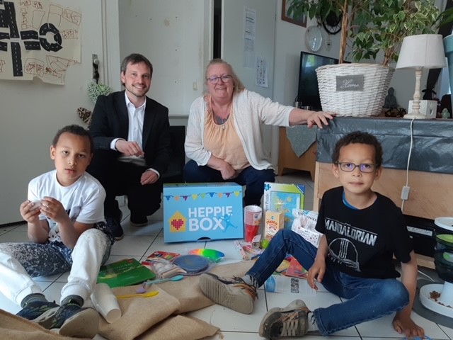 Samen met Stichting <a href="/HetVergetenKind/">Het Vergeten Kind</a> deelden wij afgelopen maand 60 Heppie Boxen uit aan kinderen tussen de 6 en 12 jaar die dat goed kunnen gebruiken. In de box zitten spelletjes en activiteiten voor het hele gezin. Wethouder <a href="/jordyclemens/">Jordy Clemens</a> hielp met uitdelen! 🎲🧩