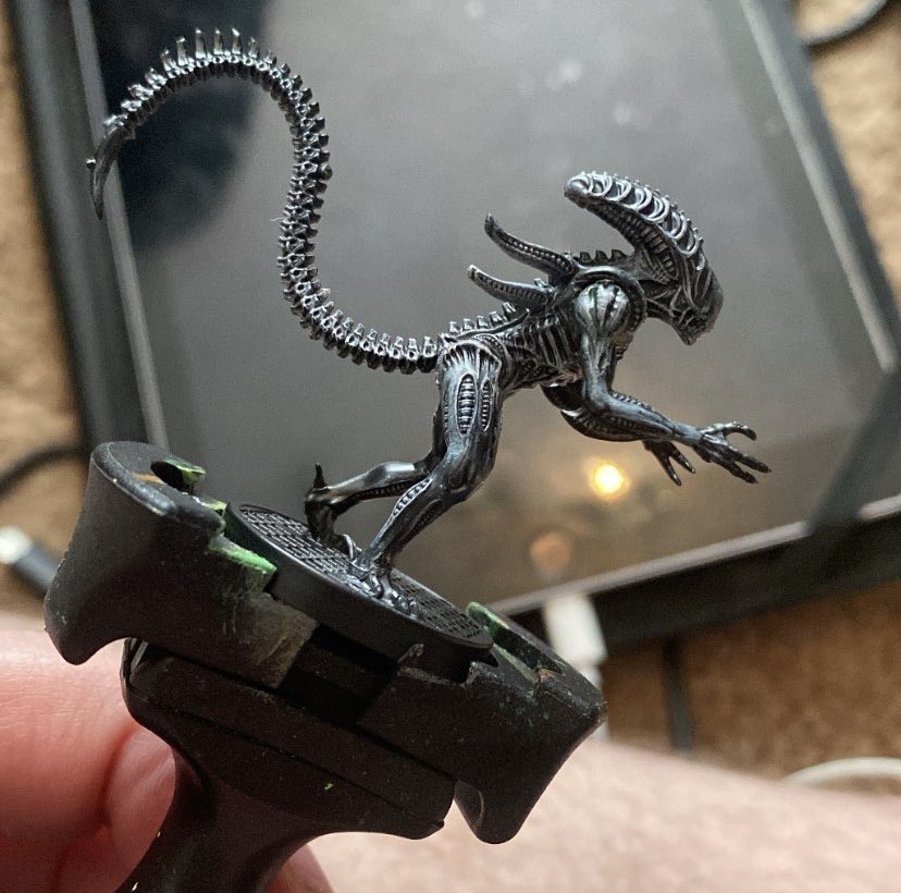 Gpressonline's tweet photo. Not sure which I prefer, the right has Violet colour shifting paint left is Gloss Black and Matt off white #Aliens #testmodels https://t.co/VVLRfPPYBw