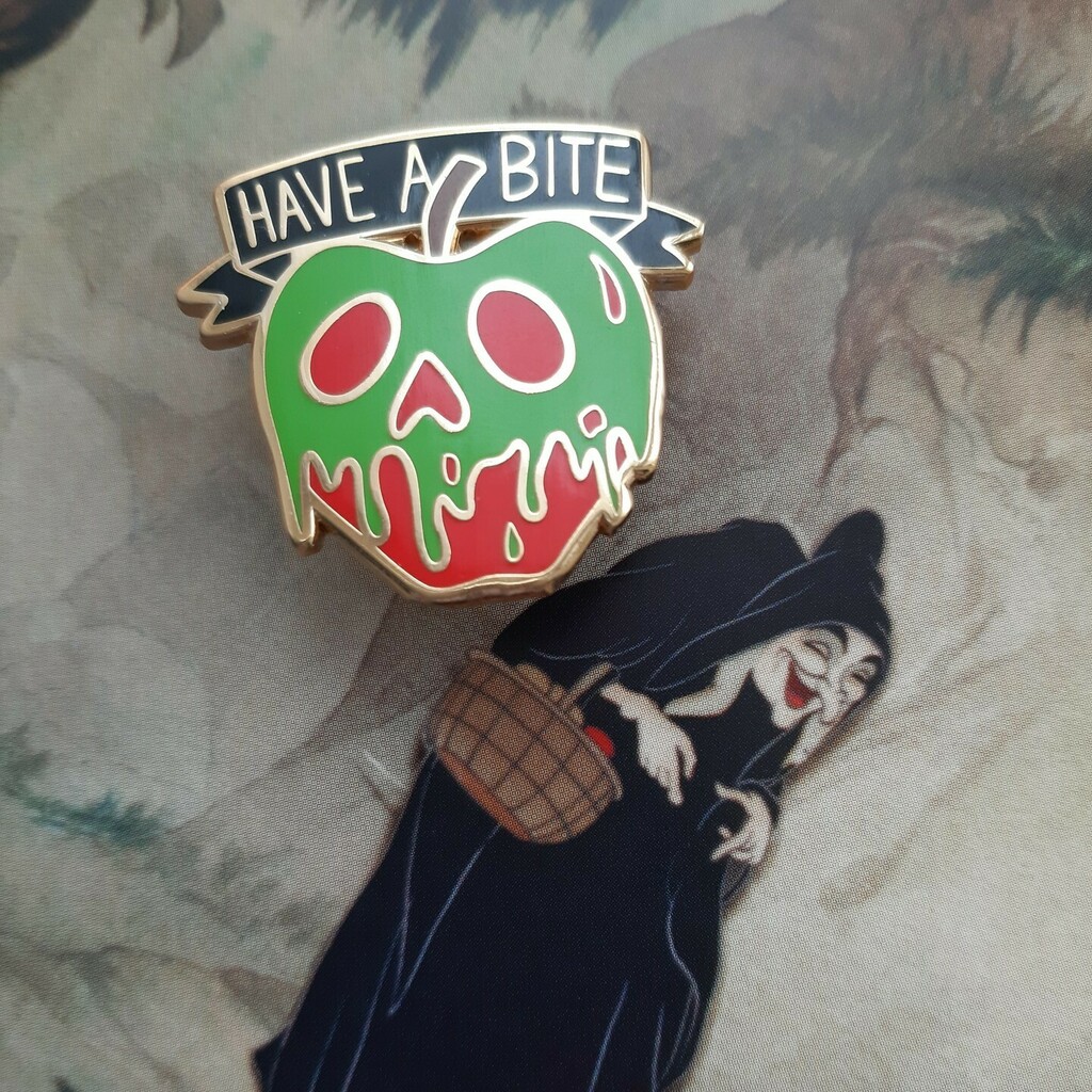 PumpkinQueenPin's tweet photo. 🧡 Available to buy on my #etsy store!⠀Link in the Bio! 🧡
.
#enamelpin #enamelpins #hardenamelpin #hardenamelpins #pumpkinqueenpins #fantasypins #pins #fantasypin #pin #poisonapple #poison #queen #evilqueen #villain #snowwhite #haveabite https://t.co/5ONzUXObzk