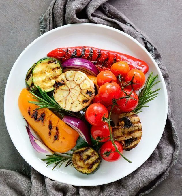 DrKristieLeong's tweet photo. A study published in the journal Nutrition found consuming MORE #vegetables &amp; a greater VARIETY of vegetables was linked w/a significantly lower risk of developing cardiovascular disease. https://t.co/Ot83PuQWzC https://t.co/wnc2eKY4pW