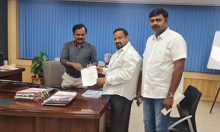 SayannaMLA's tweet photo. కంటోన్మెంట్ సికింద్రాబాద్ మొండా డివిజన్ లో పలు చోట్ల మంచి నీటి పైపు లైన్లు ,సివరజ్ ల అభివృద్ధి కొరకు 143.02 (ఒక కోటి నలబై మూడు లక్షల రూపాయల) నిధులు మంజూరు చెయ్యాలని గౌరవ ఎమ్మెల్యే శ్రీ జీ.సాయన్న గారు HMWS &amp; SB M.D,IAS శ్రీ.దాన కకిషోర్ గారిని కలిసి వినతిపత్రం అందజేయడం జరిగింది. https://t.co/ZJQMRx6iPT