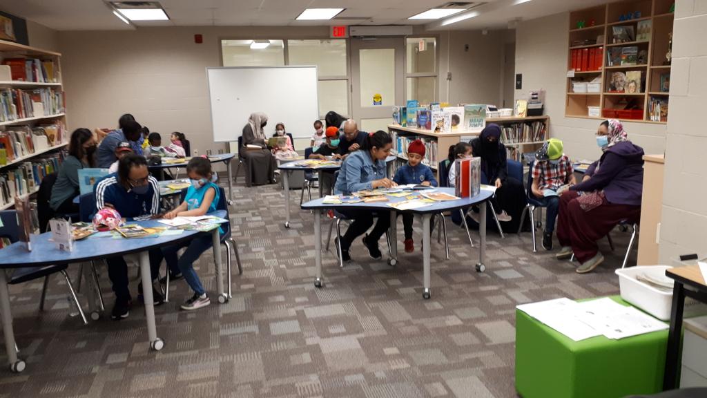 jelena40's tweet photo. Sharing the love of reading with our parents! Books can take you to so many journeys!📚❤💡🌞 #PDSBEduWeek @Peelschools @PDSB_Libraries @CorlissPDSB https://t.co/pa2IstBKlz