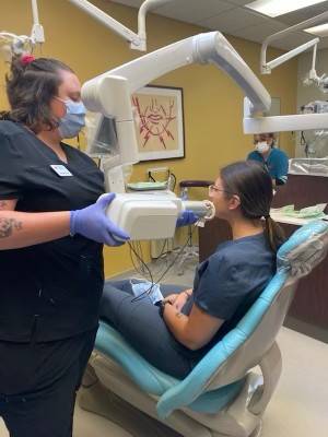 dødbringende sammensmeltning Borgmester American Red Cross on Twitter: "At Ft. Riley, Kansas military spouses have  the opportunity to enroll in the Red Cross Dental Assistant Program  allowing them to learn transferable skills applicable to any