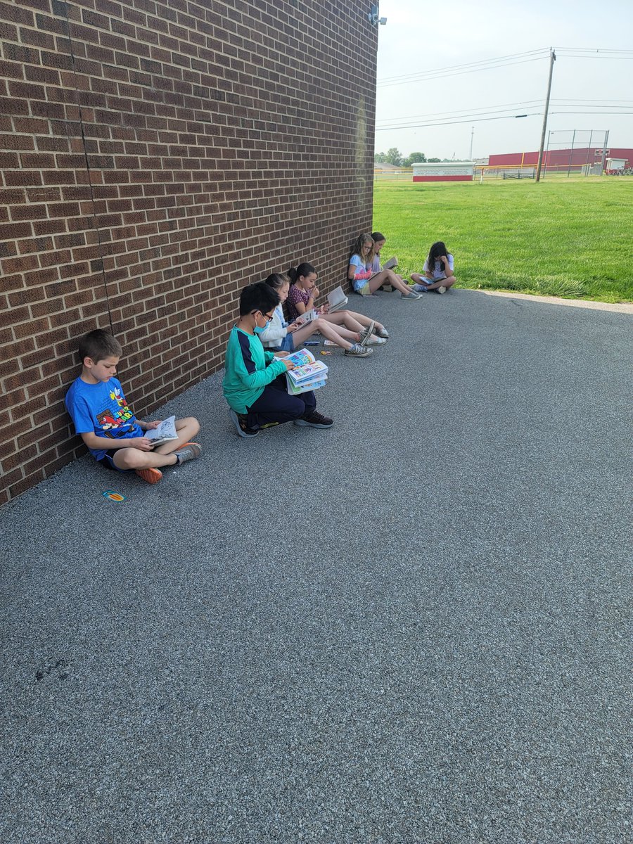 MorganMueth's tweet photo. Third grade's countdown to summer break was find a good book, go outside, and enjoy reading! #redbud132 https://t.co/YdkP5jJ1r6