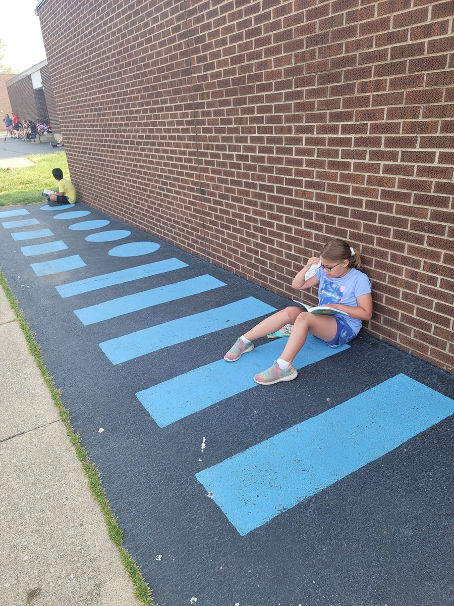 MorganMueth's tweet photo. Third grade's countdown to summer break was find a good book, go outside, and enjoy reading! #redbud132 https://t.co/YdkP5jJ1r6