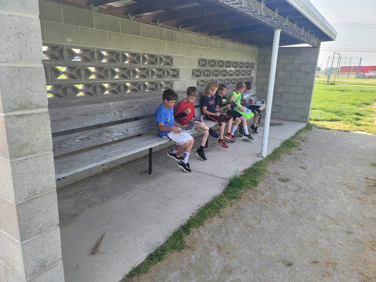MorganMueth's tweet photo. Third grade's countdown to summer break was find a good book, go outside, and enjoy reading! #redbud132 https://t.co/YdkP5jJ1r6