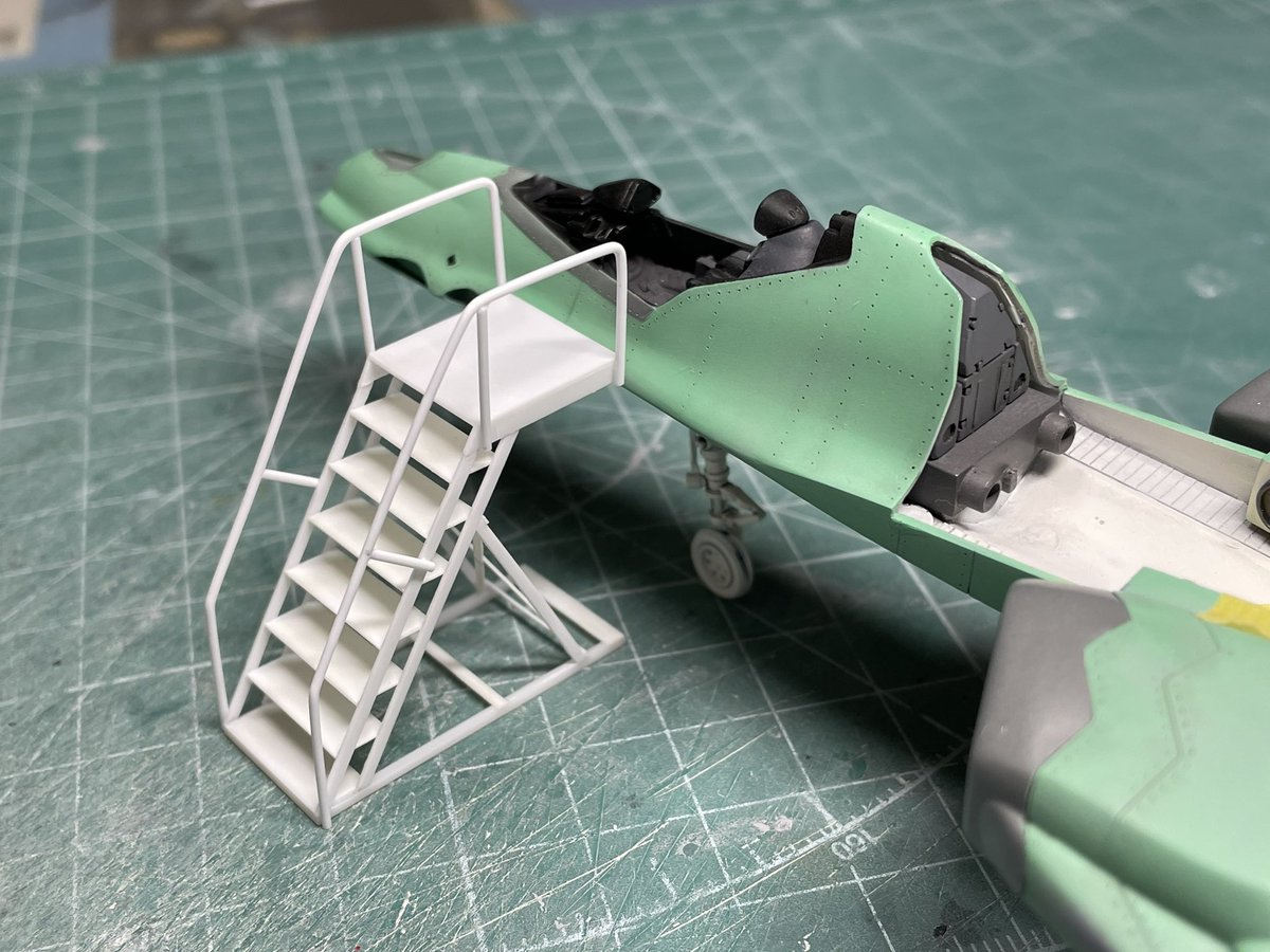 ハセガワ 1/72 YF-21 整備タラップに手すりをつけました。 ちょっと