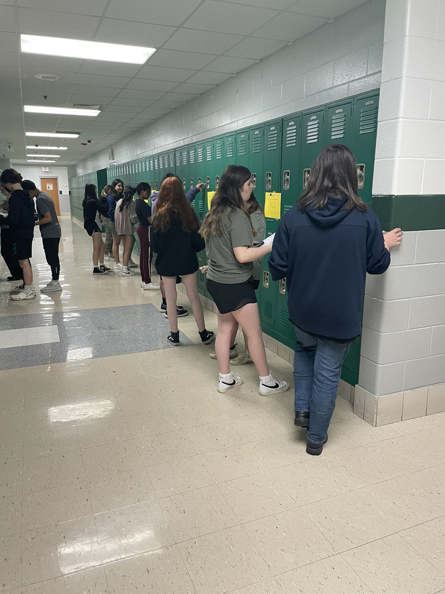 MrsTravisMath's tweet photo. 8 Gold Math students working on Scatter Plots Scavenger Hunt. @DrakesCreekMS https://t.co/b1PldXIOx2