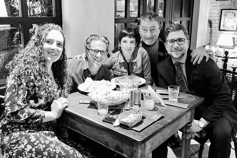 SandinTusso's tweet photo. Encuentro espontáneo con compatriotas —artistas de talento todos ellos— en Asunción. La recuperada normalidad reactiva los viajes de uruguayos, vinculados por intereses y afectos indelebles que renacen con vigor. Agradecido de poder ser un privilegiado testigo #UruguayosenPY https://t.co/YtkFozHn8N