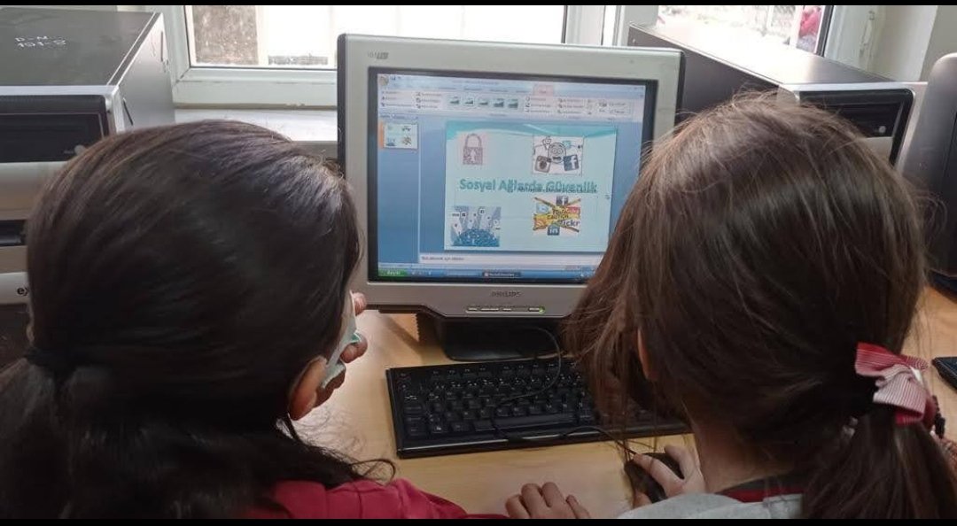 teenthinkers2's tweet photo. Güvenli İnternet... https://t.co/bCySqXhNl3