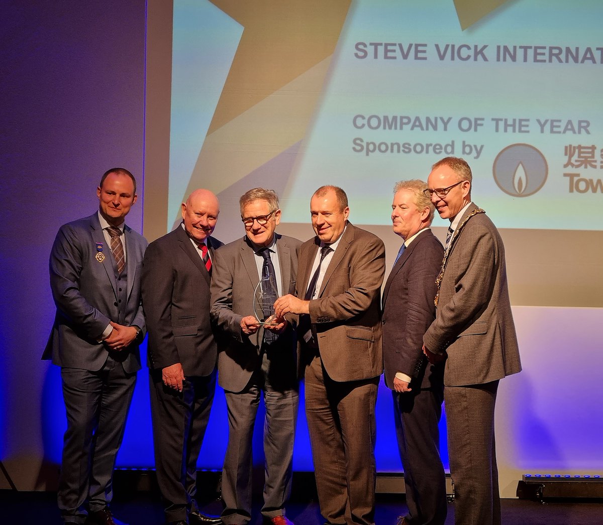 The coveted Gas Industry Award 2022 Company of the Year award, sponsored by <a href="/towngas/">towngas</a>, goes to... <a href="/SteveVickInt/">Steve Vick</a>. Congratulations to all at Steve Vick International!

#GasAwards organised by IGEM and <a href="/energyutilities/">EUA</a> 

Event sponsors: <a href="/CadentGasLtd/">Cadent</a>, @gas999uk, @Smarterm3tering