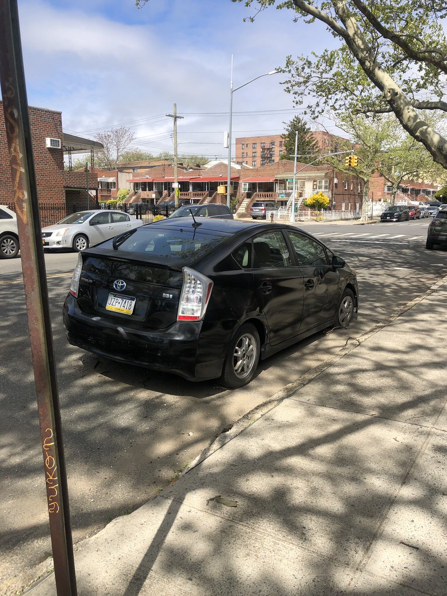 kamklass's tweet photo. This car has been sitting here since March 2020. @nyc311  @NYCASP @nypd why can't this abandoned vehicle be removed? https://t.co/zzHRdu6nMD