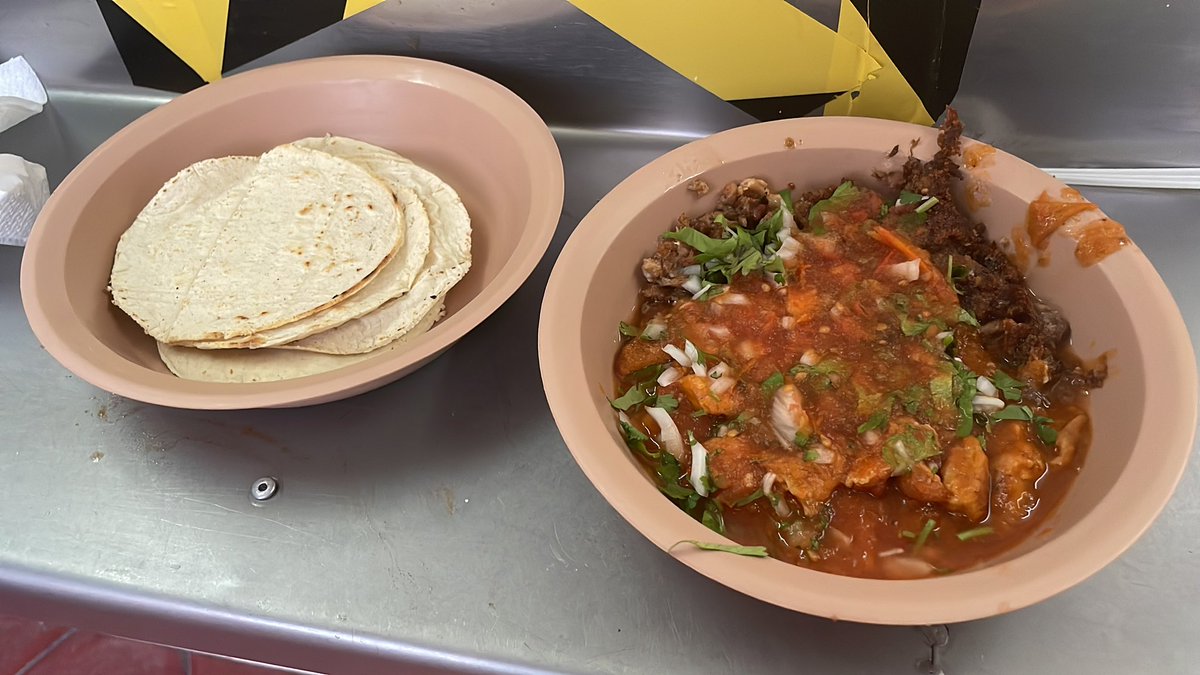 MFfromQ's tweet photo. Una orden de tripitas bañada en salsa de chicharrón en el pariancito #PoderosoEsPoesía https://t.co/h7qHbYq4Mh