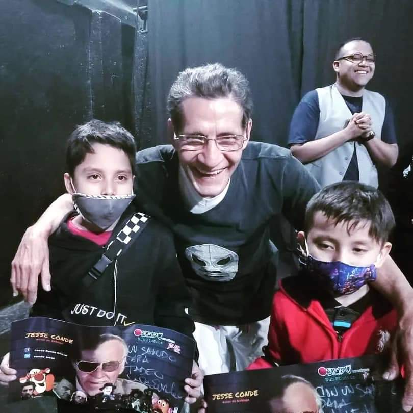 CAEMProd's tweet photo. Los niños y los niñotes que asistieron al estreno de #NosotrosQueNosQuisimosTanto se llevaron, además del gusto de ver al maestro @conde_jesse en escena, la foto, un póster y el autógrafo de esta leyenda del doblaje. Muchas gracias a todos, este viernes tenemos función 🙏🏽❤️📷🎭 https://t.co/rlSljK1hs8