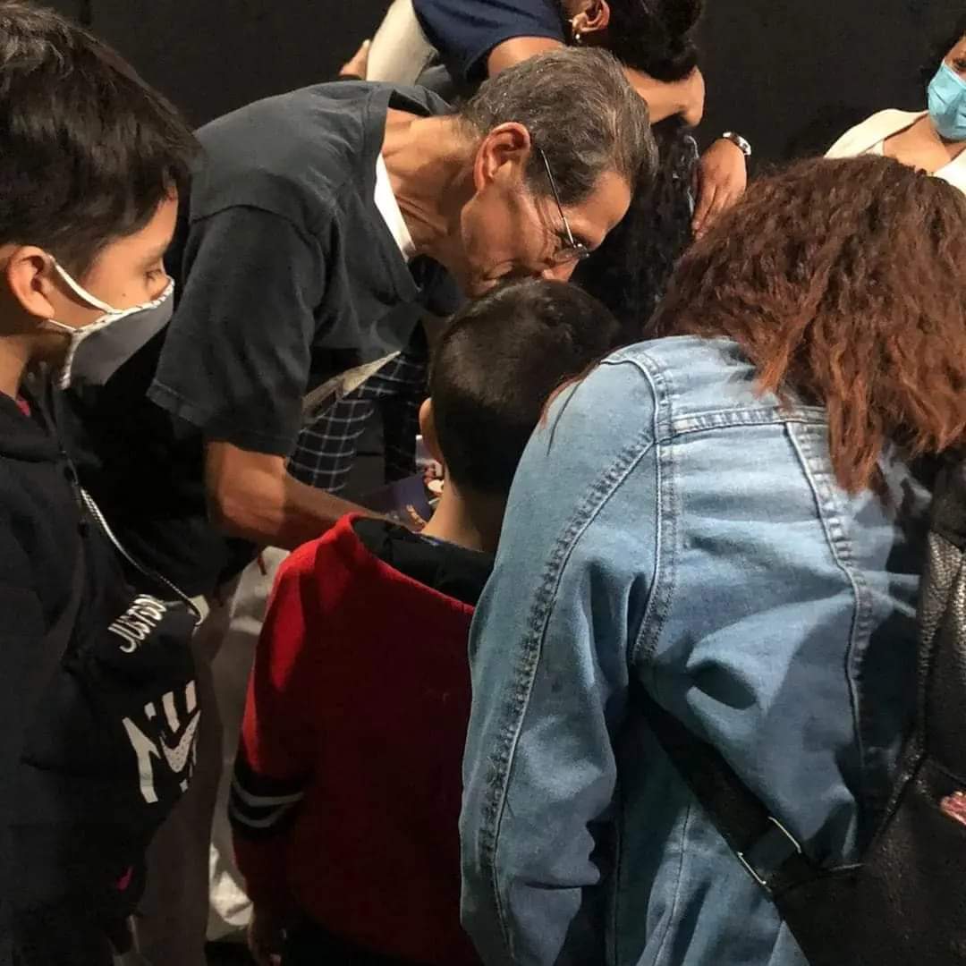 CAEMProd's tweet photo. Los niños y los niñotes que asistieron al estreno de #NosotrosQueNosQuisimosTanto se llevaron, además del gusto de ver al maestro @conde_jesse en escena, la foto, un póster y el autógrafo de esta leyenda del doblaje. Muchas gracias a todos, este viernes tenemos función 🙏🏽❤️📷🎭 https://t.co/rlSljK1hs8